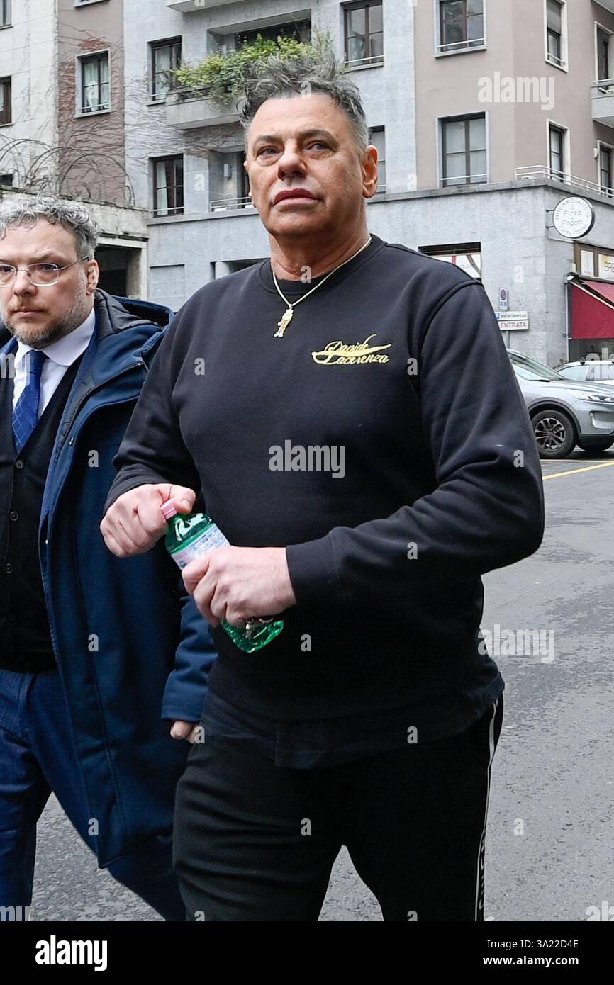 Milano, Milano. 11 mars 2025. Davide Lacerenza all'ingresso del Tribunale di Milano per interrogatorio di garanzia, accompagnato dai suoi avvocati - Milano, Martedì ; 11 Marzo 2025 (Foto Claudio Furlan/Lapresse) Davide Lacerenza à l'entrée du tribunal de Milan pour interrogatoire en garantie, accompagné de ses avocats - Milan, mardi 11 mars 2025 (photo Claudio Furlan/Lapresse) crédit : LaPresse/Alamy Live News Banque D'Images