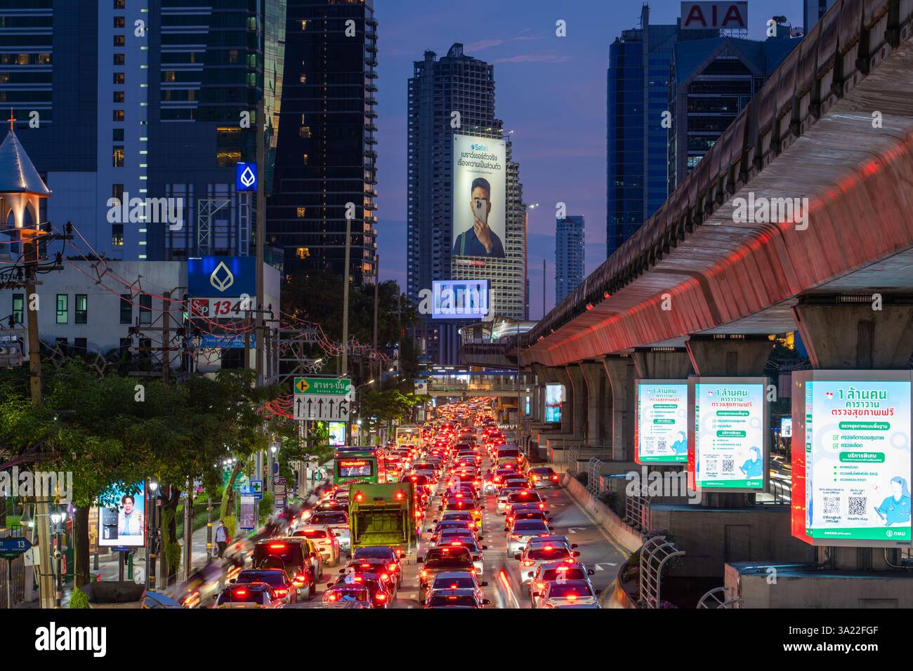 Il s'agit d'une vue nocturne du quartier des affaires Silom, un quartier célèbre dans le centre-ville le 27 juin 2024 à Bangkok, Thaïlande Banque D'Images