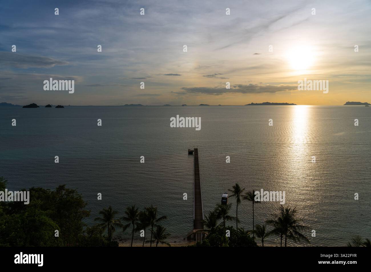 Vue sur la mer de Koh Samui pendant le coucher du soleil en Thaïlande Banque D'Images