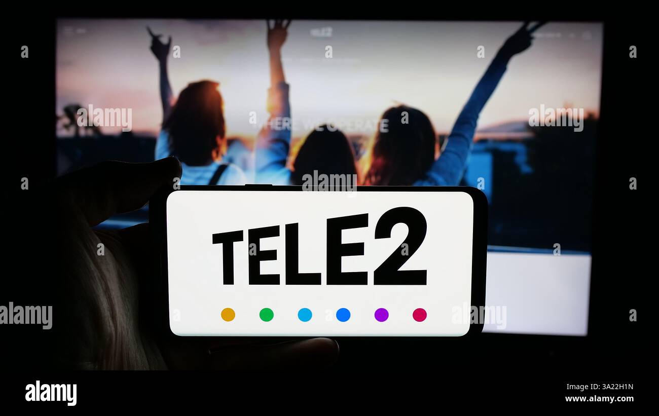 Allemagne. 14 janvier 2025. Dans cette illustration photo, une personne tient un téléphone portable avec le logo de la société suédoise de télécommunications Tele2 AB sur l'écran devant la page Web de l'entreprise. (Crédit image : © timon Schneider/SOPA images via ZUMA Press Wire) USAGE ÉDITORIAL SEULEMENT ! Non destiné à UN USAGE commercial ! Banque D'Images