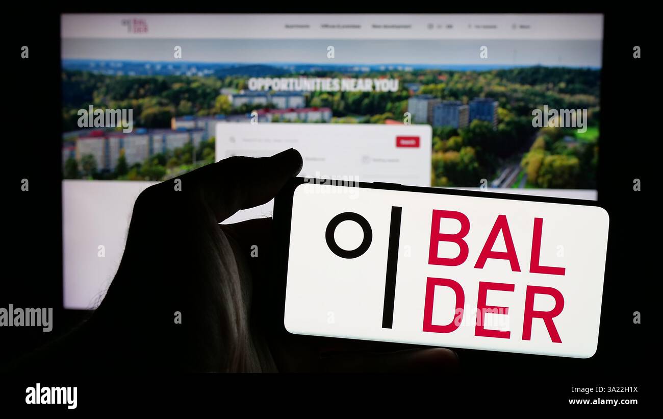 Allemagne. 14 janvier 2025. Dans cette illustration photo, un téléphone portable avec le logo de la société immobilière suédoise Fastighets AB Balder vu sur l'écran en face de la page Web. (Crédit image : © timon Schneider/SOPA images via ZUMA Press Wire) USAGE ÉDITORIAL SEULEMENT ! Non destiné à UN USAGE commercial ! Banque D'Images