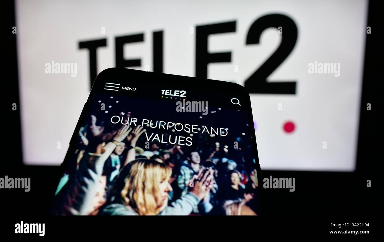 Allemagne. 14 janvier 2025. Dans cette illustration photo, un smartphone avec le site Web de la société suédoise de télécommunications Tele2 AB est vu sur l'écran devant le logo de l'entreprise. (Crédit image : © timon Schneider/SOPA images via ZUMA Press Wire) USAGE ÉDITORIAL SEULEMENT ! Non destiné à UN USAGE commercial ! Banque D'Images