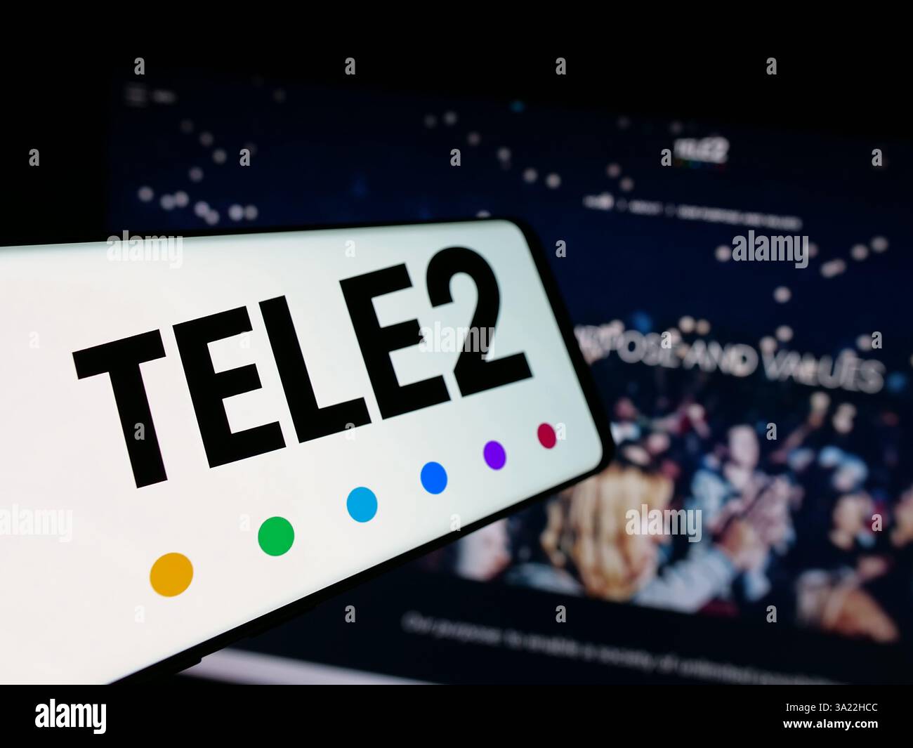 Allemagne. 14 janvier 2025. Dans cette illustration photo, un téléphone portable avec le logo de la société suédoise de télécommunications Tele2 AB est vu sur l'écran devant le site Web de l'entreprise. (Crédit image : © timon Schneider/SOPA images via ZUMA Press Wire) USAGE ÉDITORIAL SEULEMENT ! Non destiné à UN USAGE commercial ! Banque D'Images