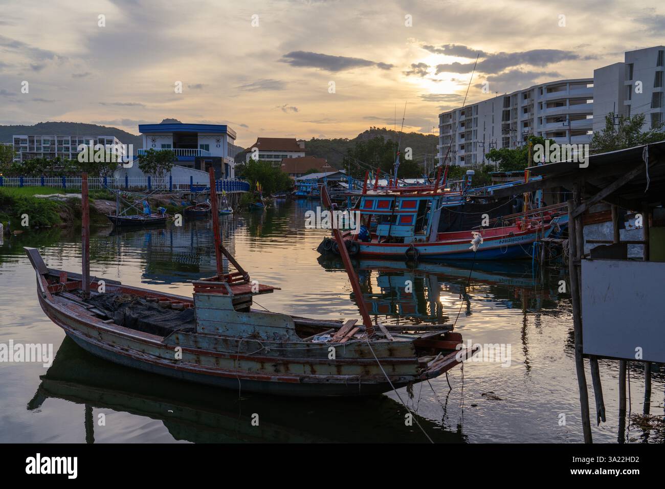 Vue des bateaux de pêche thaïlandais traditionnels dans le village de Takiap Thong le long de la rivière le 21 juillet 2024 à Hua Hin, Thaïlande Banque D'Images