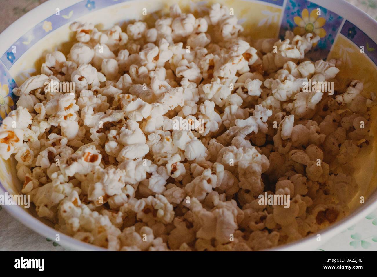 Bol de pop-corn fraîchement éclaté Banque D'Images