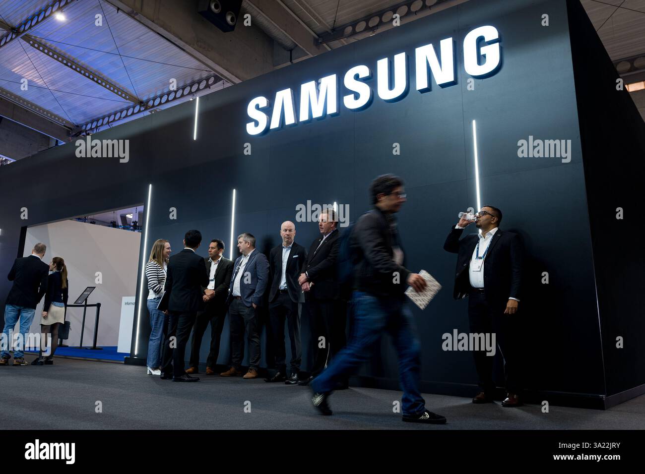 Barcelone, Espagne - 4 mars 2025 : le logo du fabricant coréen de téléphones mobiles et d'ordinateurs Samsung est vu au Mobile World Congress 2025 (MWC) à Banque D'Images