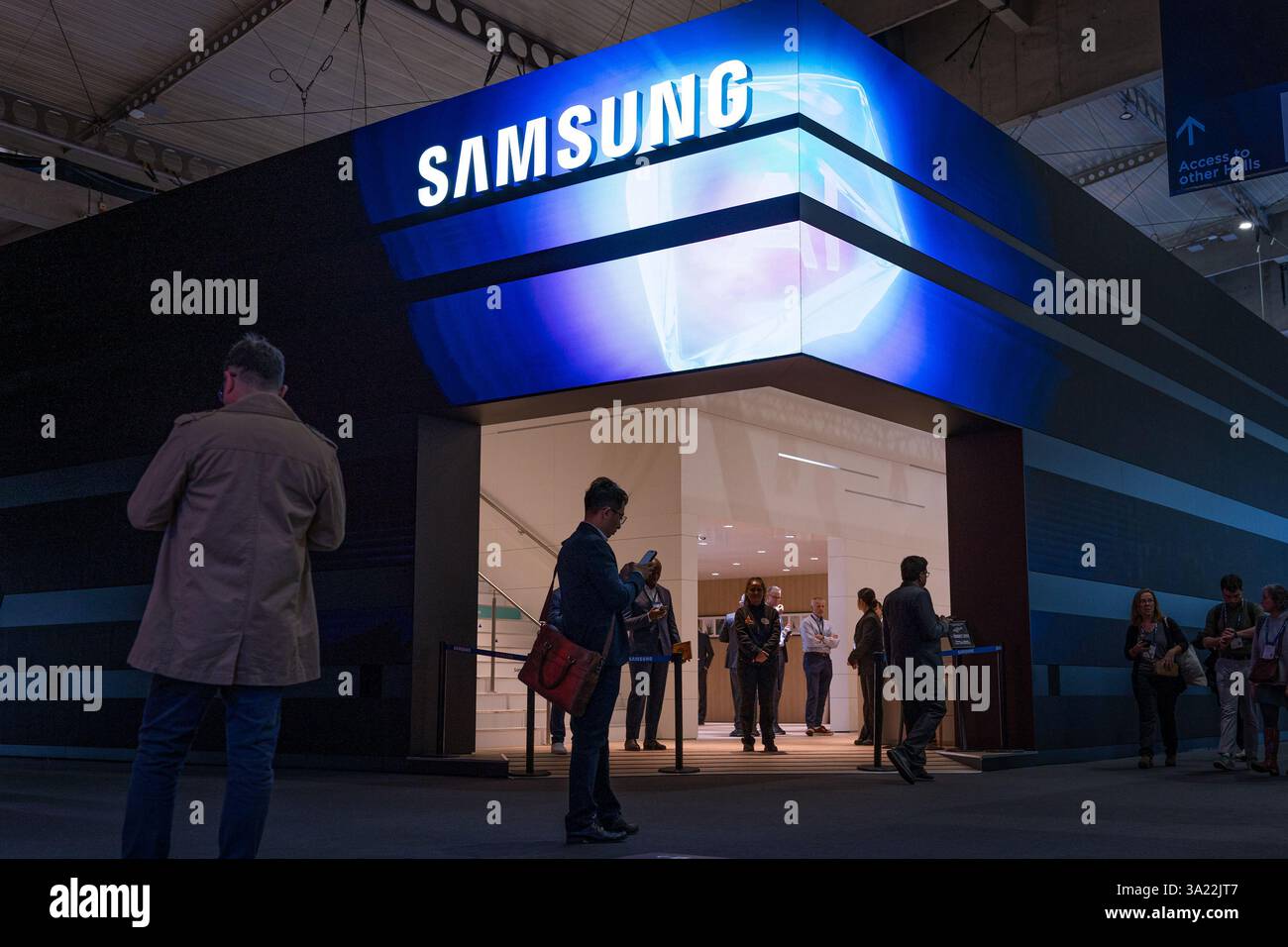 Barcelone, Espagne - 4 mars 2025 : le logo du fabricant coréen de téléphones mobiles et d'ordinateurs Samsung est vu au Mobile World Congress 2025 (MWC) à Banque D'Images