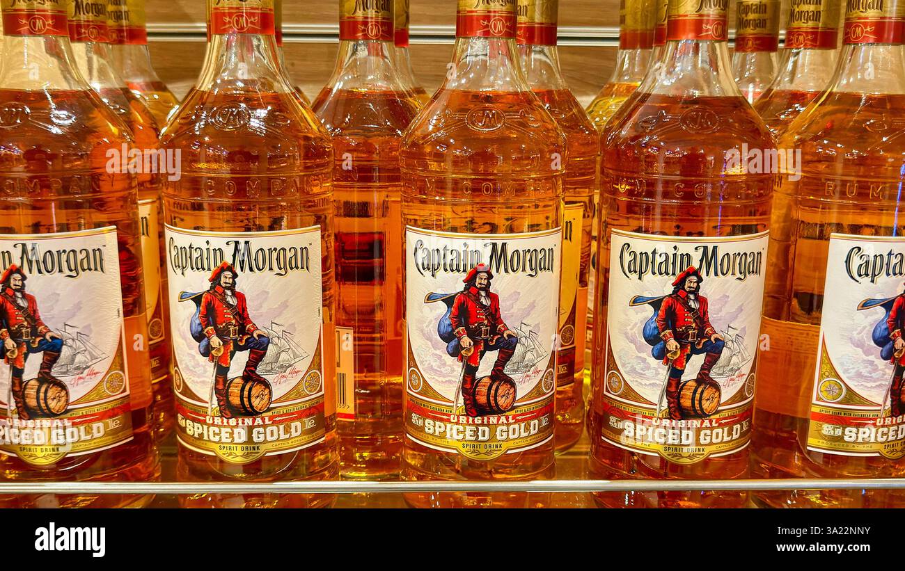 En mer, Océan Atlantique - 5 janvier 2025 : vue rapprochée d'une rangée de bouteilles de rhum Captain Morgan en vente dans une boutique duty free. Banque D'Images
