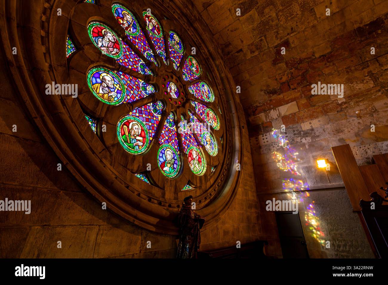 LISBONNE, PORTUGAL - DEC. 26, 2024 : la rosace intérieure de la cathédrale de Lisbonne, ou simplement la se (se de Lisboa), la plus ancienne église de Lisbonne, Port Banque D'Images