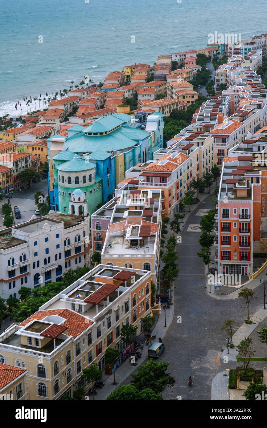 Ceci est une vue de Sunset Town, une zone célèbre connue pour son architecture de style italien et ses bâtiments uniques le 19 septembre 2024 à Phu Quoc, Vietnam Banque D'Images