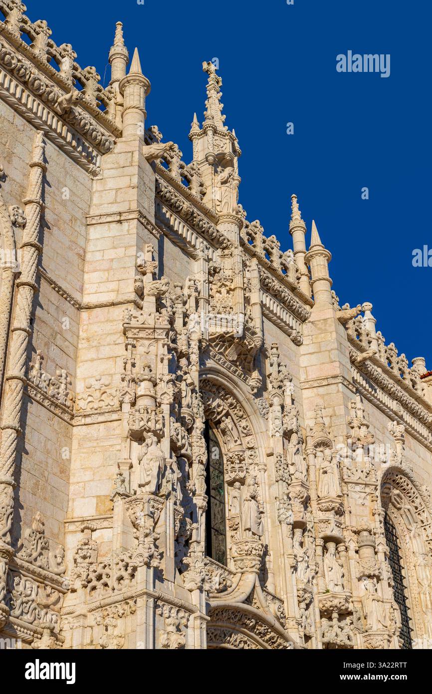 Le portail sud orné de l'église de Santa Maria de Belem au monastère historique de Jerónimos à Lisbonne a été construit entre 1516 et 1518. Fabriqué par plus t Banque D'Images
