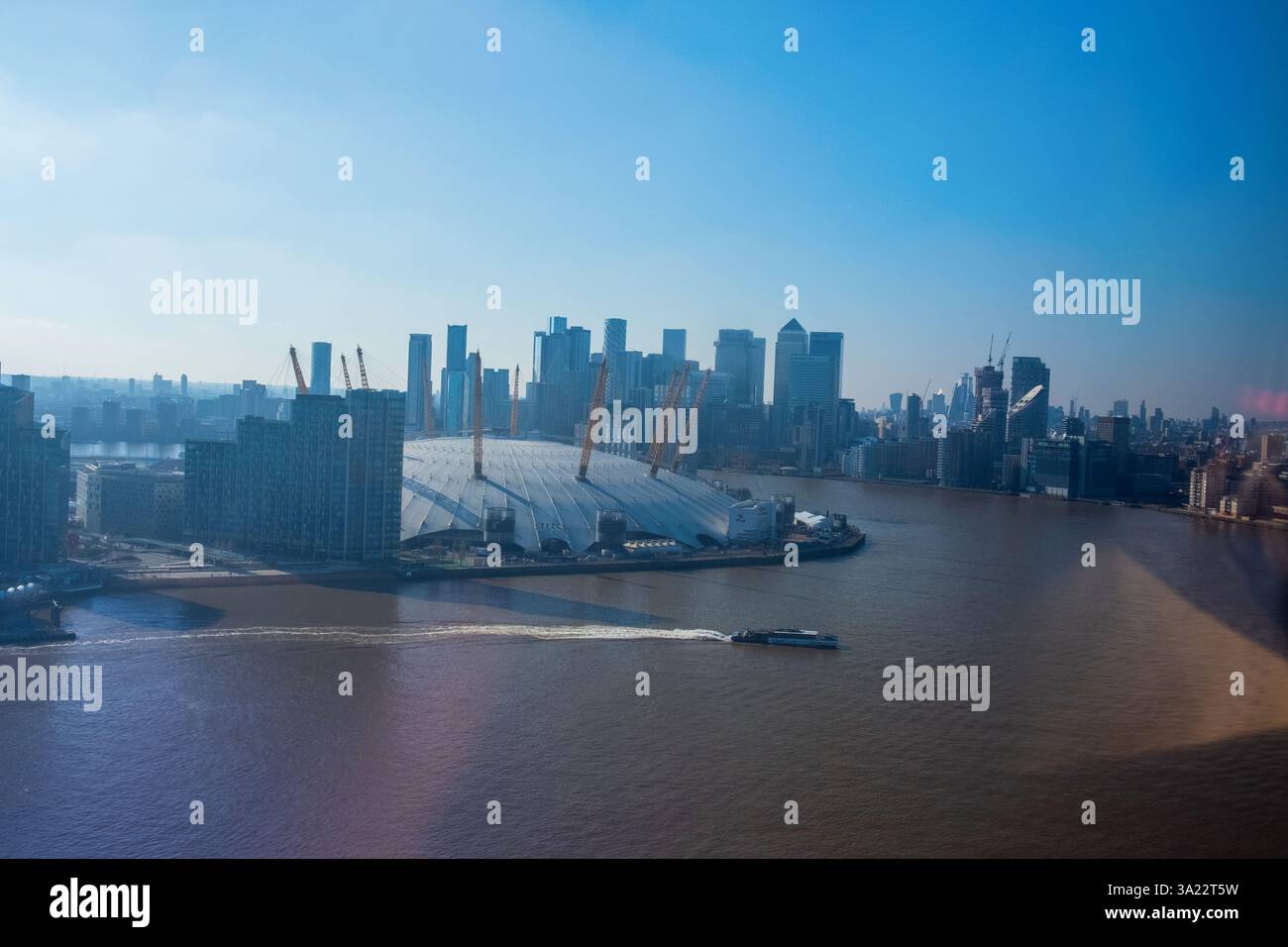 L'O2 à Greenwich dans le sud-est de Londres vu d'en haut dans le téléphérique au-dessus de la Tamise Banque D'Images