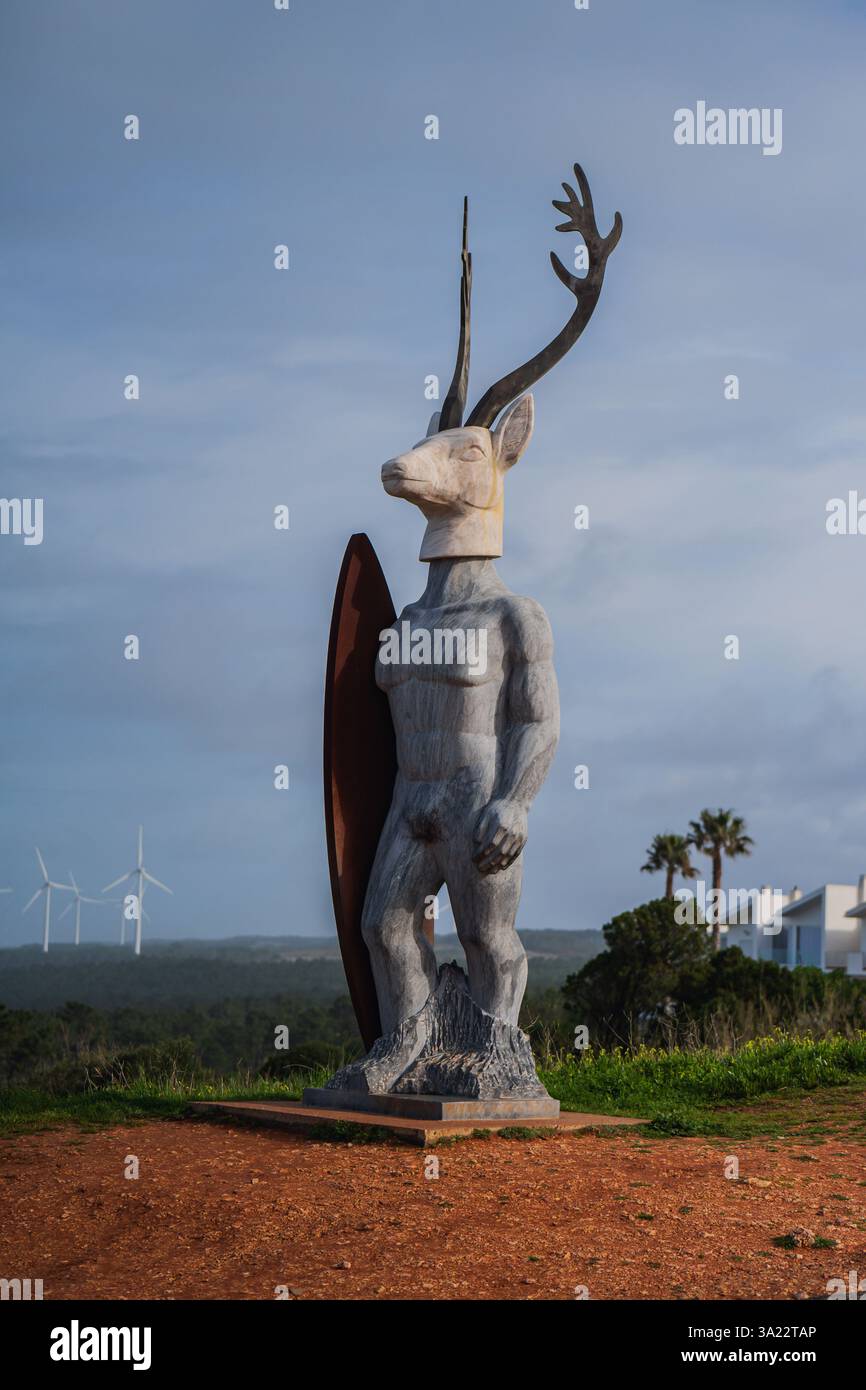 Statue à tête de cerf, nommée Veado, surplombant la plage de Praia do Norte, créée par la sculptrice portugaise Adalia Alberto pour honorer également la légende du Nazaré Banque D'Images