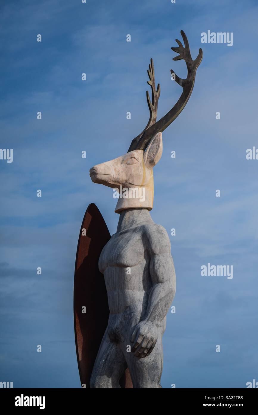 Statue à tête de cerf, nommée Veado, surplombant la plage de Praia do Norte, créée par la sculptrice portugaise Adalia Alberto pour honorer également la légende du Nazaré Banque D'Images