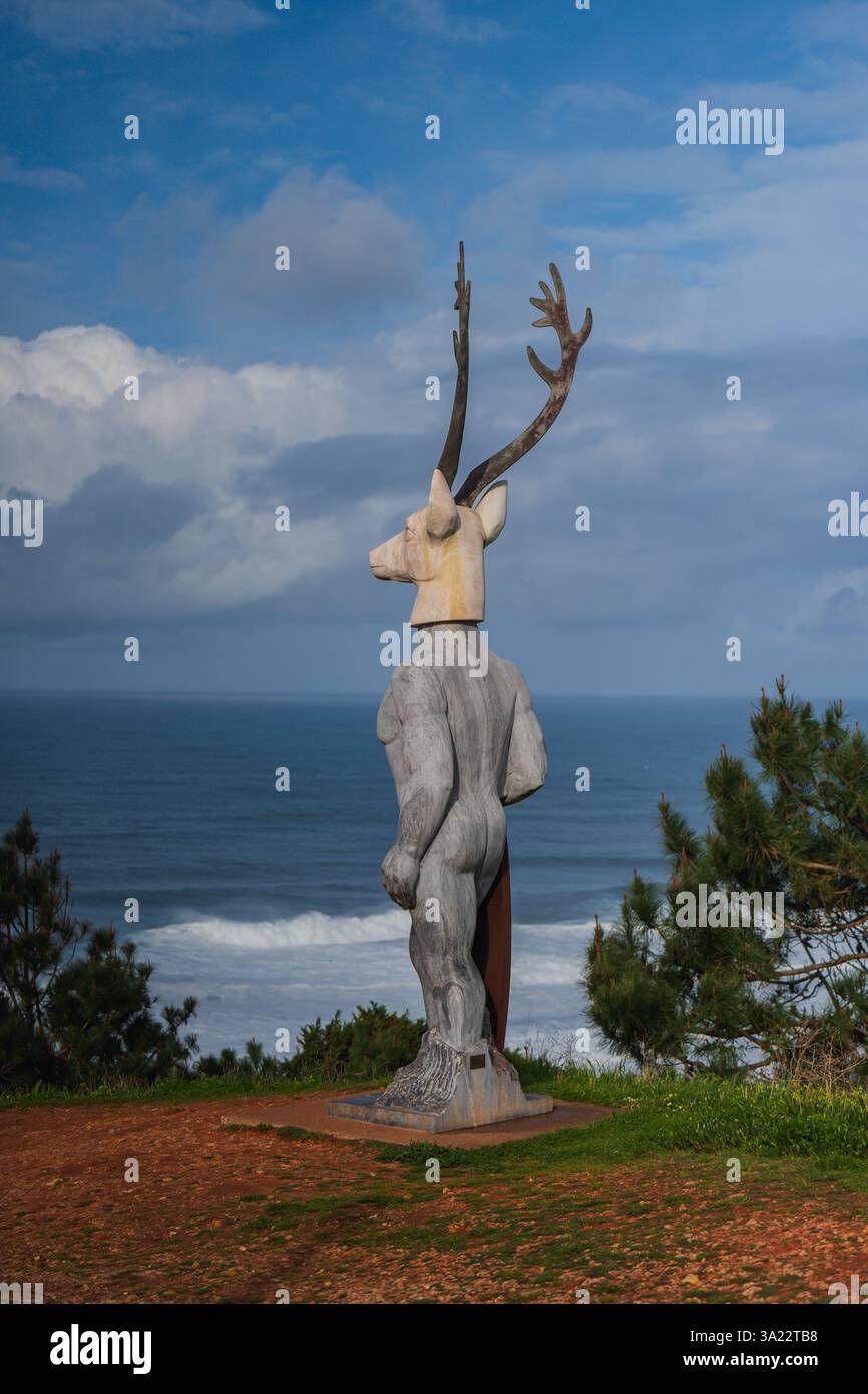 Statue à tête de cerf, nommée Veado, surplombant la plage de Praia do Norte, créée par la sculptrice portugaise Adalia Alberto pour honorer également la légende du Nazaré Banque D'Images