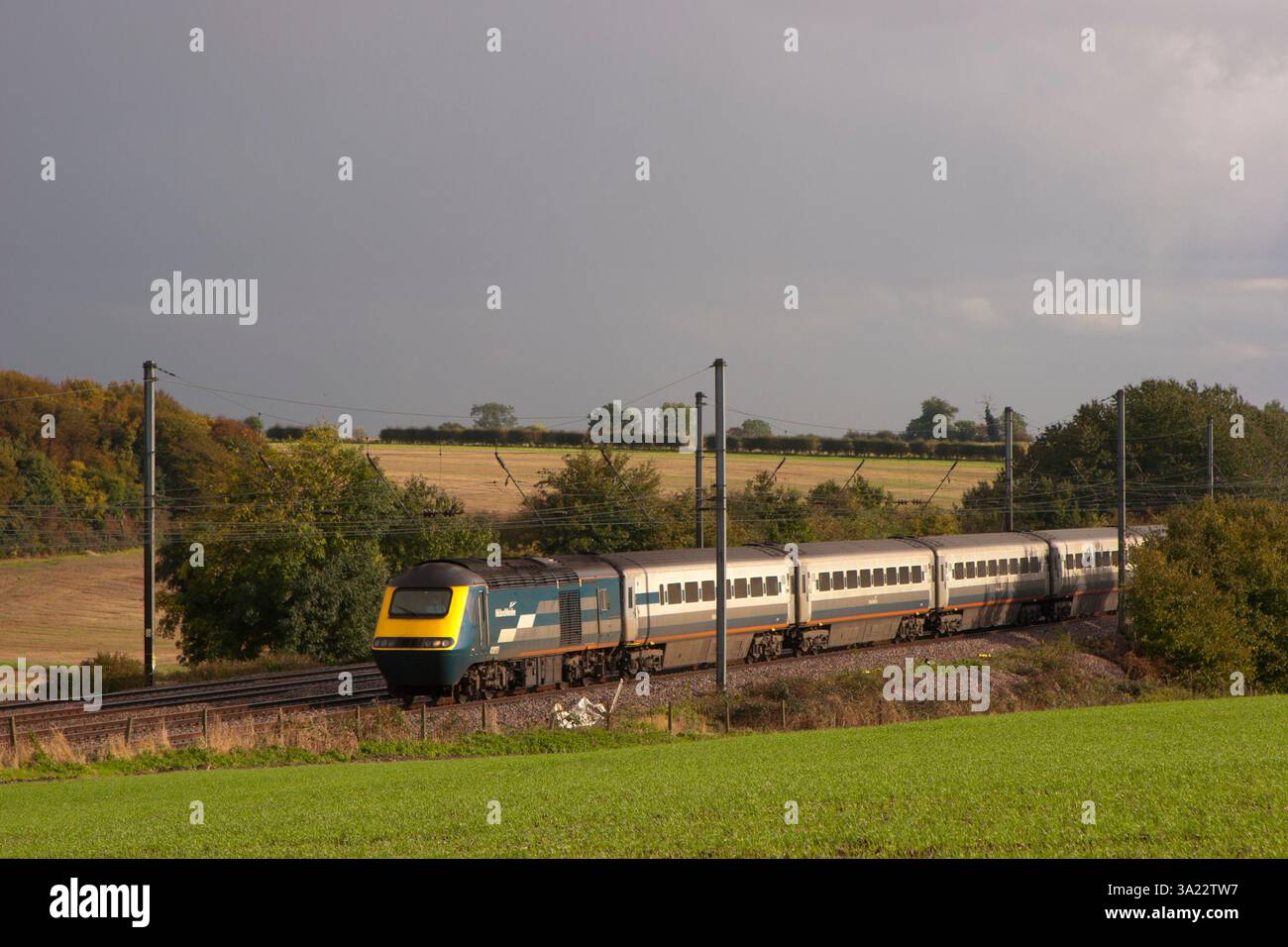 Une Midland Mainline HST formée de voitures électriques numéros 43052 et 43076 se dirige vers le nord avec un service de descente à Ayres End le 19 octobre 2005. Banque D'Images