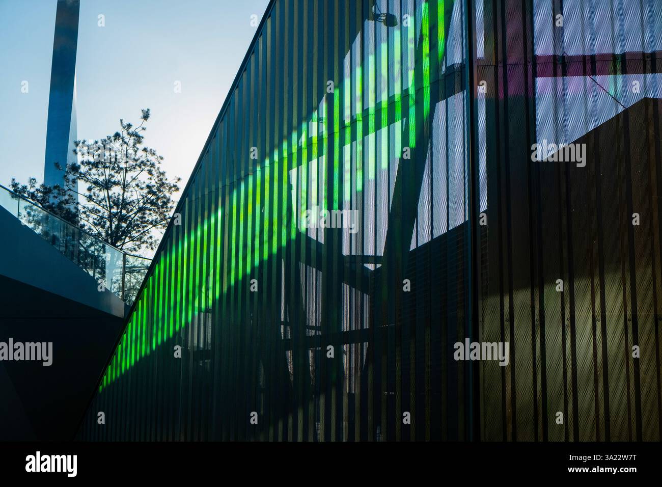 Le soleil bas attrape le verre coloré autour de la nouvelle zone qui s'est développée autour de l'O2 à Greenwich à Londres Banque D'Images