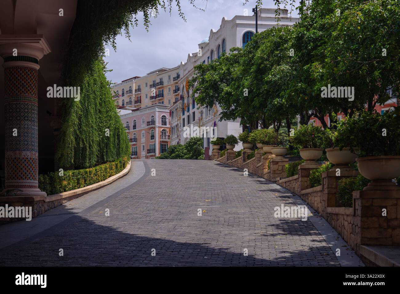 Ceci est une vue d'une rue à l'architecture de style italien à Sunset Town, une destination de voyage célèbre le 20 septembre 2024 à Phu Quoc, Vietnam Banque D'Images