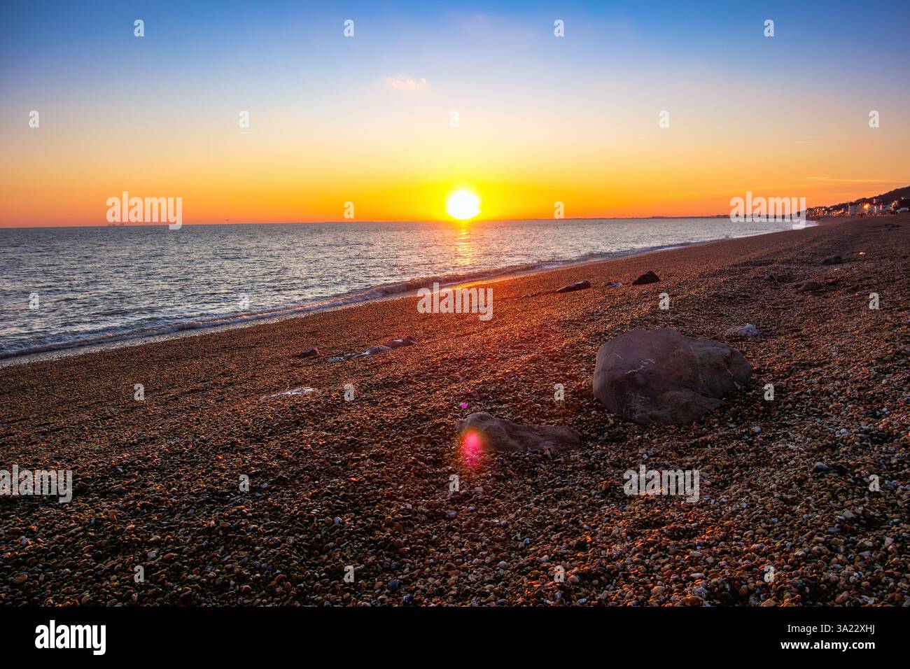 Vue sur le coucher du soleil à travers l'océan depuis Seabrook Beach, Kent Banque D'Images