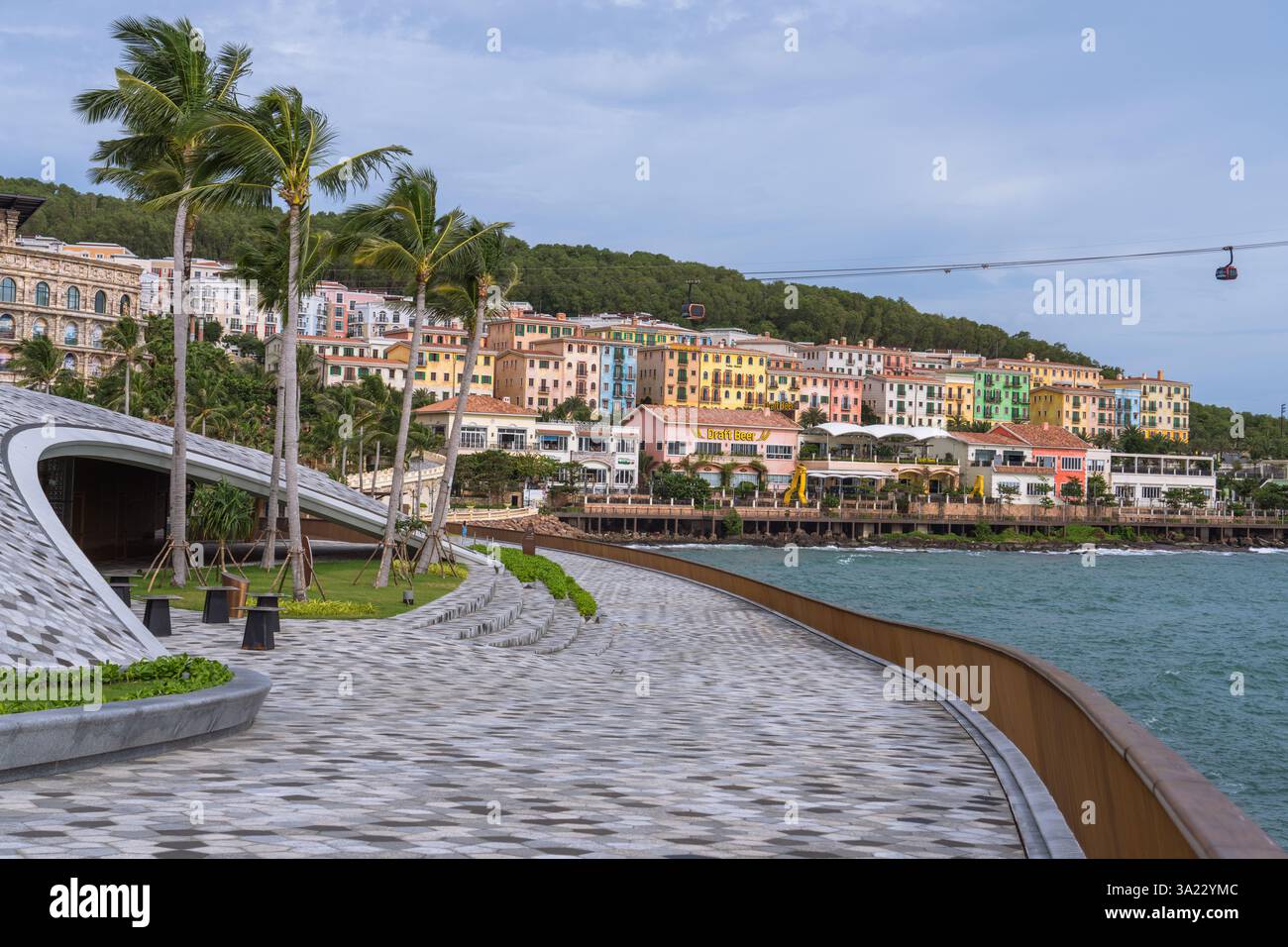 C'est l'architecture du célèbre pont Kiss, un point de repère en front de mer à Sunset Town le 22 septembre 2024 à Phu Quoc, Vietnam Banque D'Images