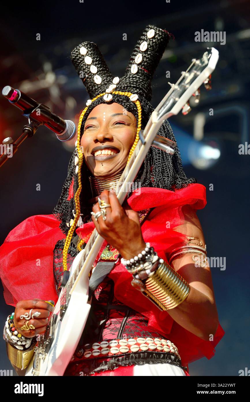 Crozon (Bretagne, Nord-Ouest de la France), 3 août 2024 : Fatoumata Diawara en concert lors de la 9ème édition du Festival du bout du monde Banque D'Images