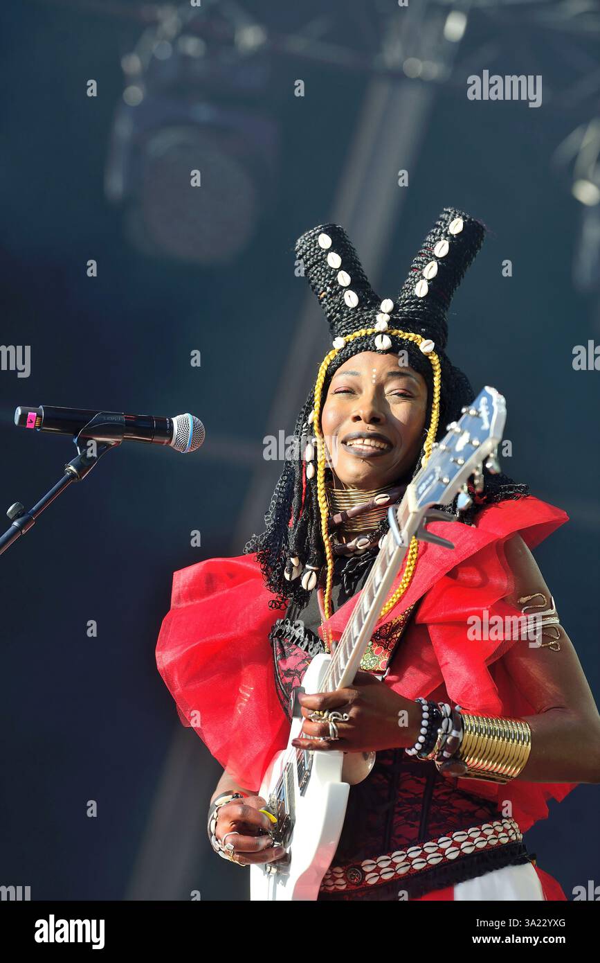 Crozon (Bretagne, Nord-Ouest de la France), 3 août 2024 : Fatoumata Diawara en concert lors de la 9ème édition du Festival du bout du monde Banque D'Images