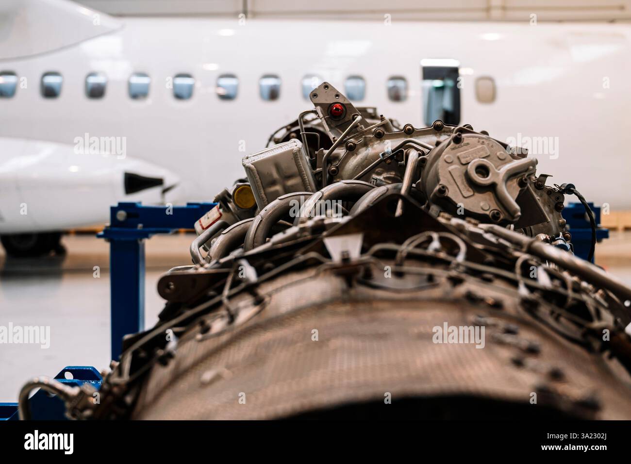 Un moteur d'avion est exposé dans un hangar Banque D'Images