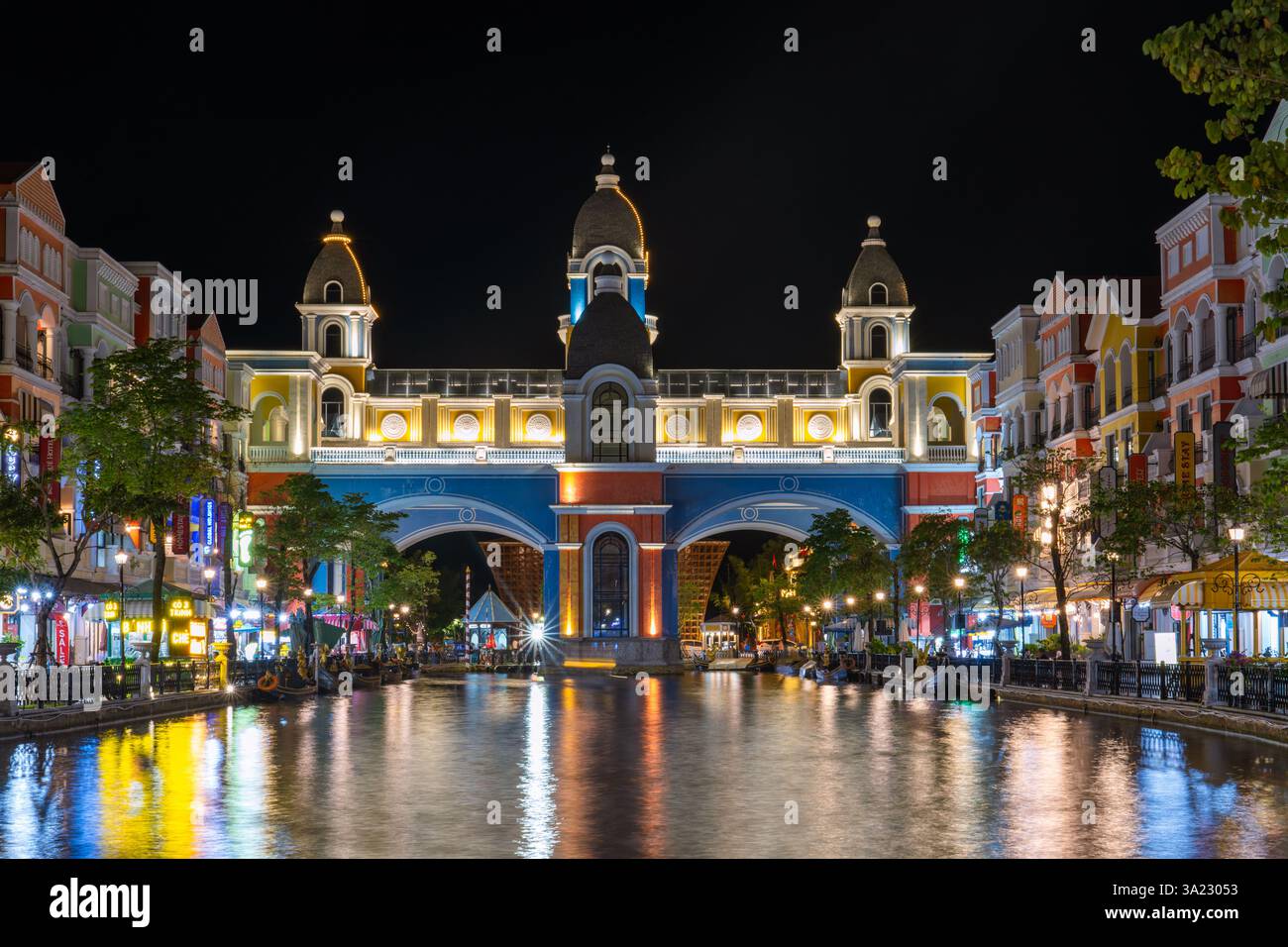 Il s'agit d'une vue nocturne de Grand World, une ville italienne à thème et destination touristique populaire le 24 septembre 2024 à Phu Quoc, Vietnam Banque D'Images