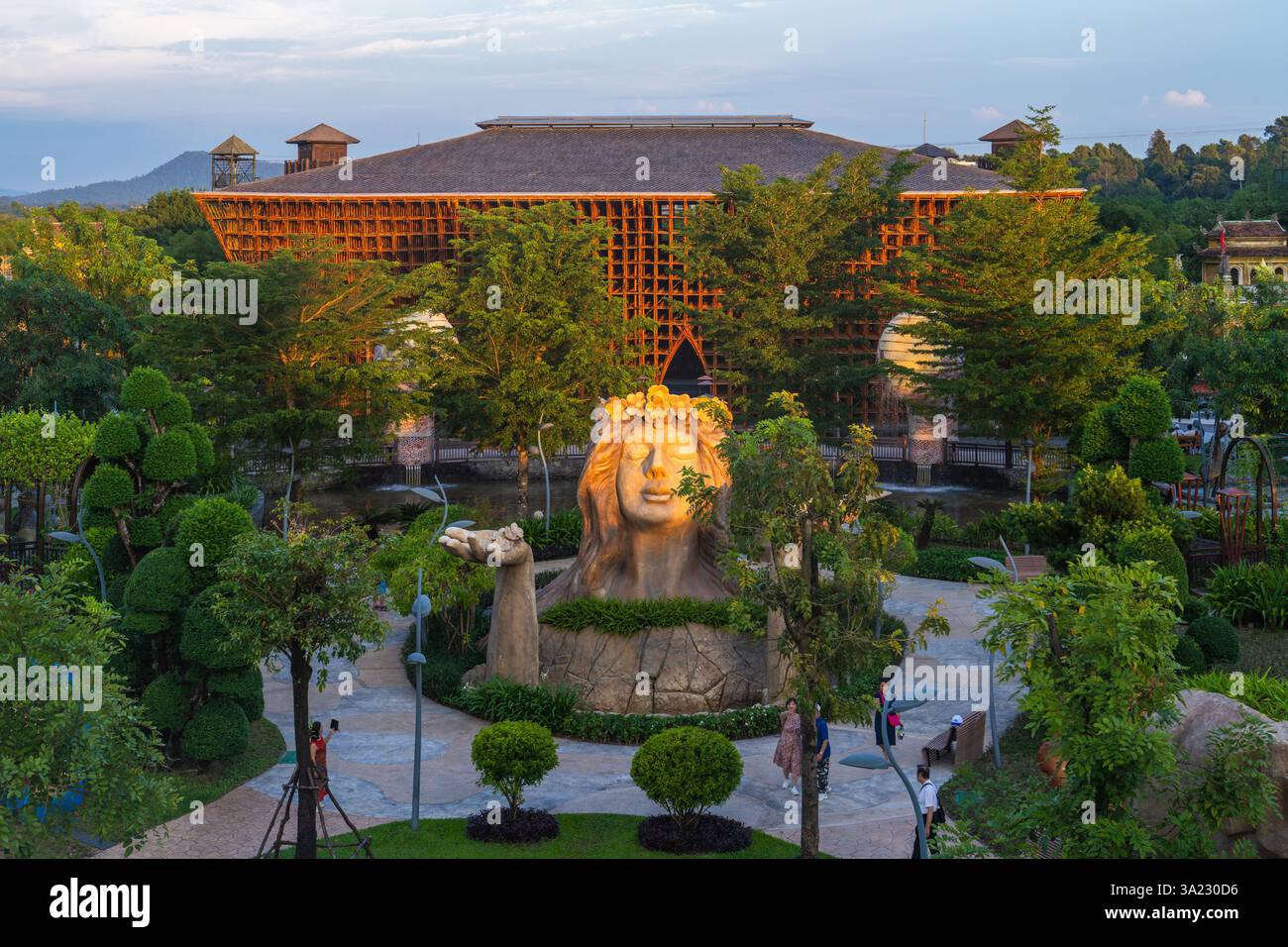 Ceci est une vue du parc à l'extérieur de l'entrée de Grand World, Phu Quoc, une destination touristique populaire sur l'île le 27 septembre 2024 à Phu quo Banque D'Images