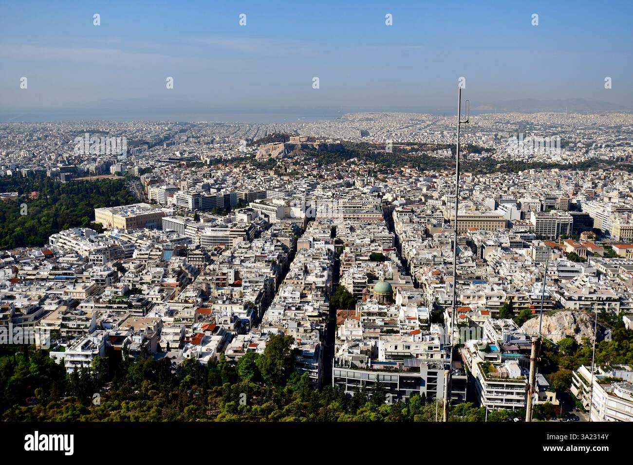 Athènes, Grèce - 23 septembre 2024 : superbe vue de la colline de Lycabette à la mer de ​​houses d'Athènes avec l'Acropole, le bâtiment du parlement et le dôme Banque D'Images