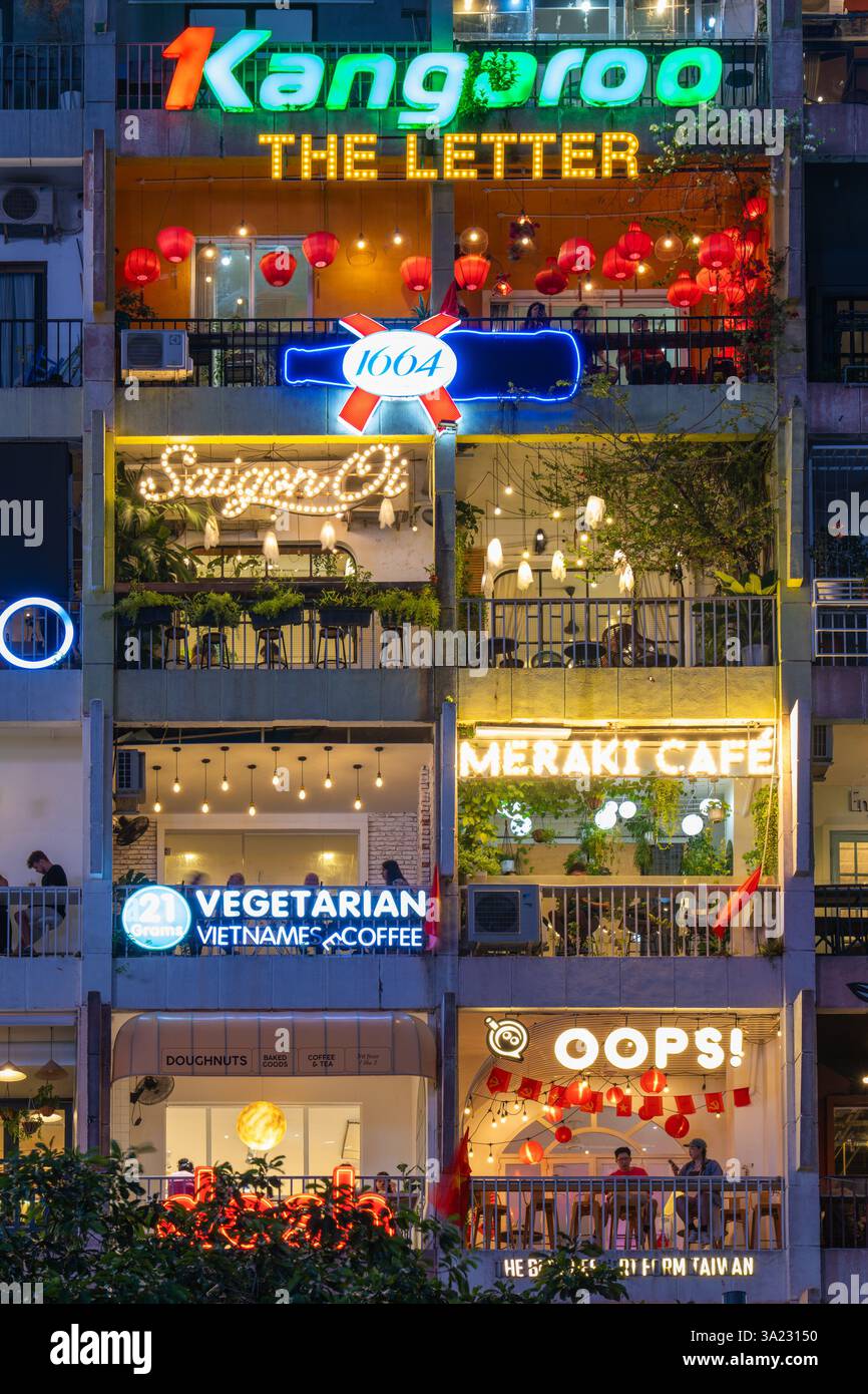 Il s'agit d'une vue nocturne du célèbre Cafe Apartments, un bâtiment résidentiel qui abrite maintenant de nombreux bars, cafés et restaurants le 02 octobre 2024 à Ho Banque D'Images