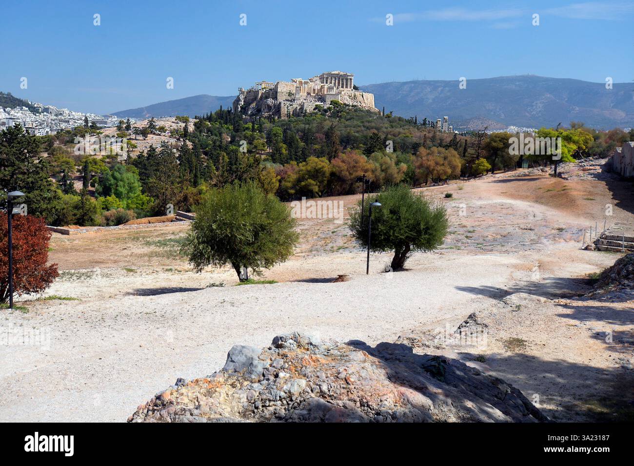Athènes, Grèce - 24 septembre 2024 : foule de gens sur le site du patrimoine mondial de l'UNESCO Acropole et sur la colline de mars, vue de la colline de Filopappos avec Pnyx sont Banque D'Images