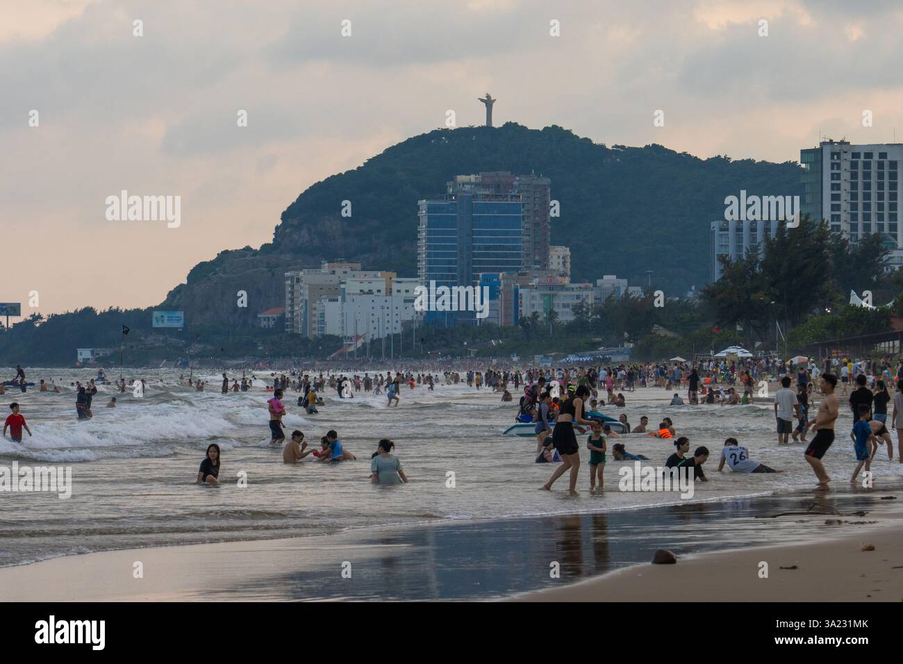 C'est une scène de plage animée avec de nombreux habitants venant nager à la plage près du centre-ville de Vung Tau dans la soirée du 05 octobre 2024 à Vung Ta Banque D'Images