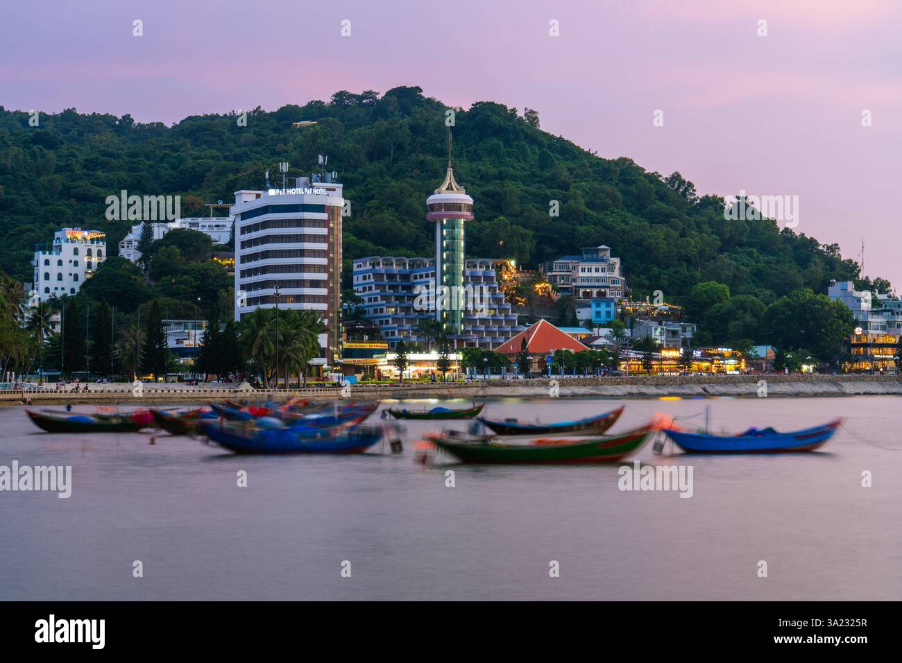 Il s'agit d'une vue en soirée sur le front de mer de Vung Tau, un quartier populaire près du centre-ville le 07 octobre 2024 à Vung Tau, Vietnam Banque D'Images