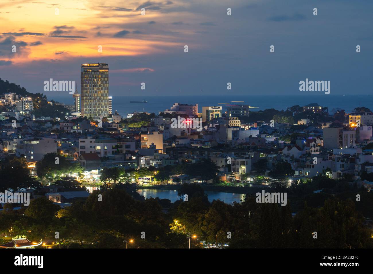 Il s'agit d'une vue en soirée du centre-ville de Vung Tau avec l'océan au loin le 11 octobre 2024 à Vung Tau, Vietnam Banque D'Images