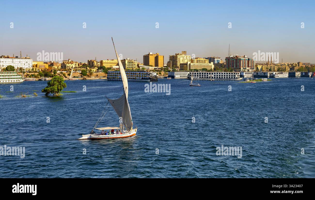 Bateau sur le Nil dans la ville d'Assouan Banque D'Images