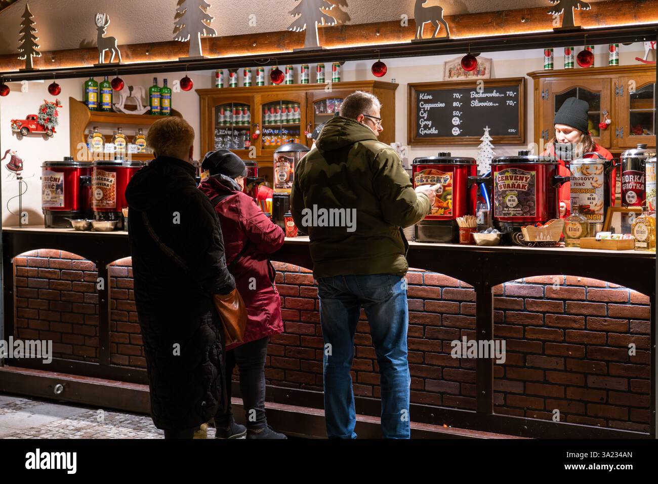 Il s'agit d'un stand vendant des vins et des bières dans le marché de Noël de Karlovy Vary, une destination de voyage populaire le 23 décembre 2024 à Karlovy Vary, en République tchèque Banque D'Images