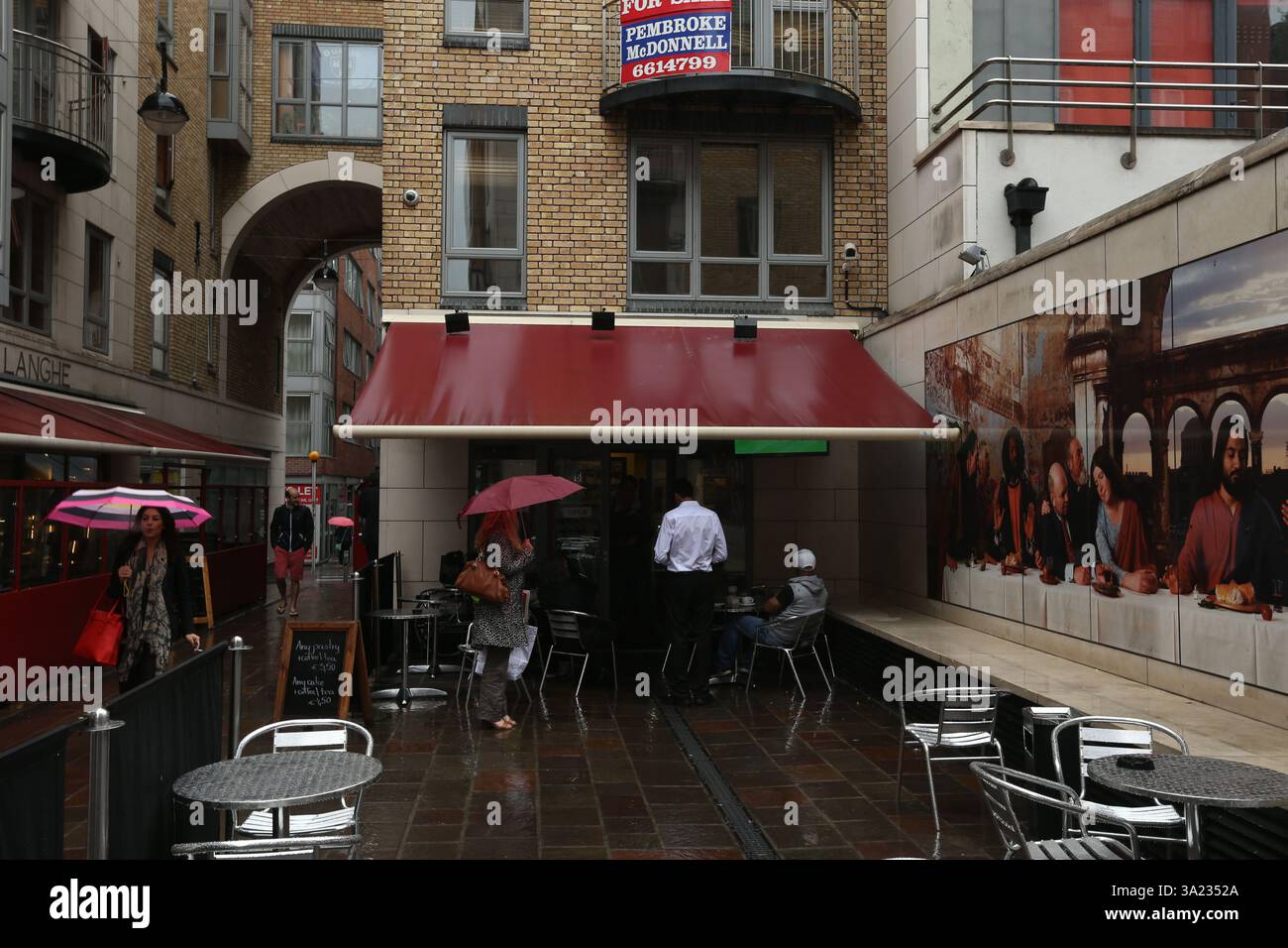 Dublin, Irlande - 25 juin 2014 - Caffe Cagliostro sur Bloom Lane par un jour couvert humide alors que les gens regardent un match international de football à la télévision près de la fenêtre. Banque D'Images