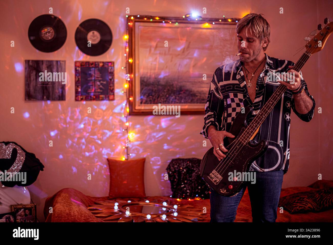 Vintage 70s Music Vibes – performance de guitare basse rétro Banque D'Images