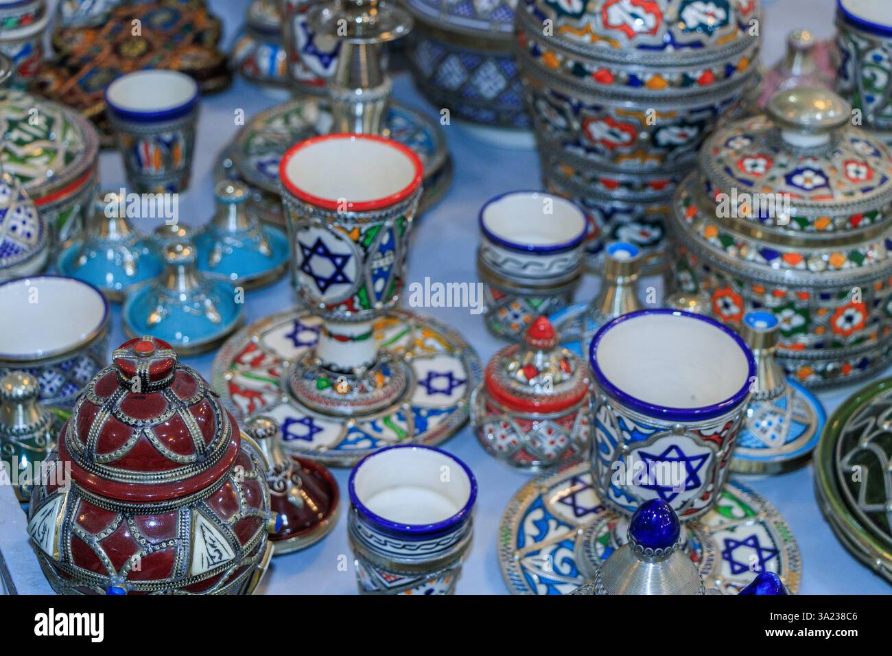 Artisan juif peignant et décorant des produits céramiques dans une usine de poterie à Fès, Maroc, Afrique du Nord Banque D'Images