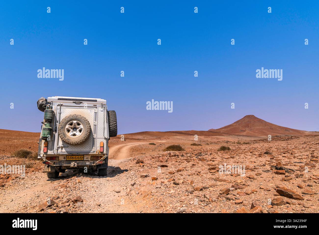 Voiture de location Offroad avec équipement de camping sur la route en Afrique, Palmwag, Namibie Banque D'Images Voiture de location Offroad avec équipement de camping sur la route en Afrique, Palmwag, Namibie Banque D'Images