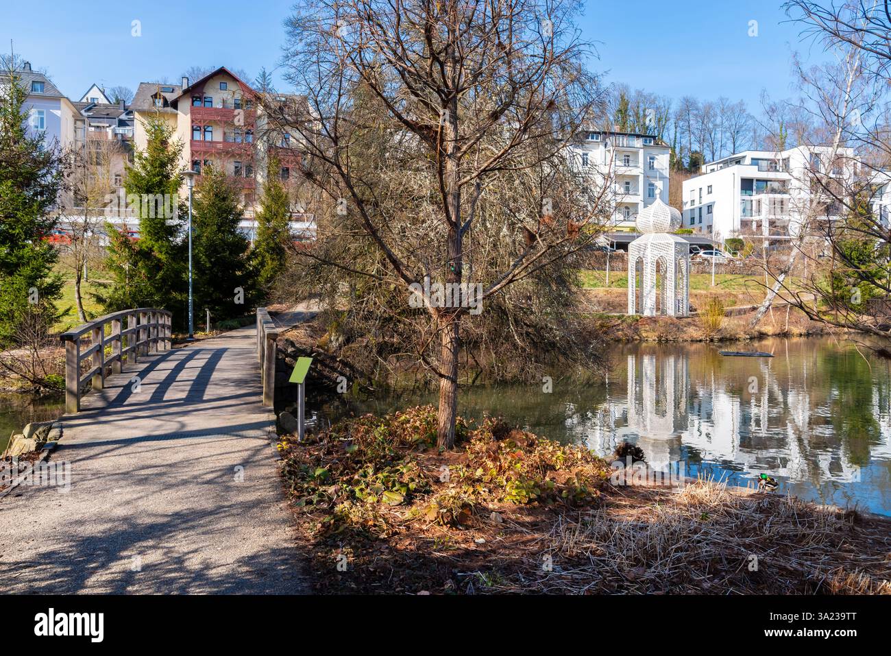 Les jardins thermaux de Bad Schwalbach par une journée ensoleillée au printemps, Taunus, Allemagne Banque D'Images