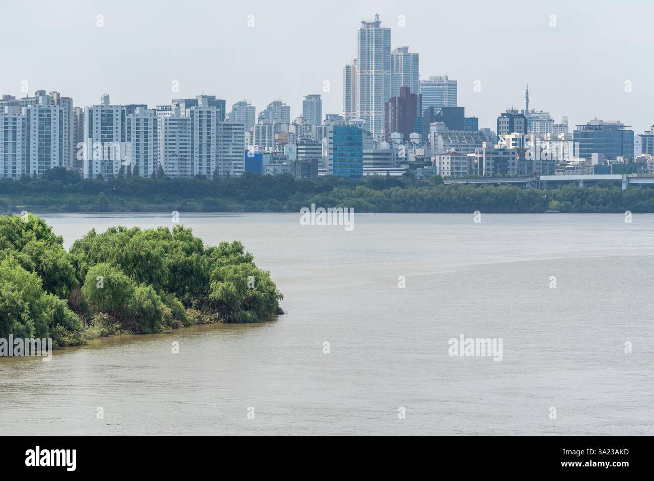 Rivière Han Hangang et paysage urbain de Séoul, capitale de la Corée du Sud le 20 août 2022 Banque D'Images