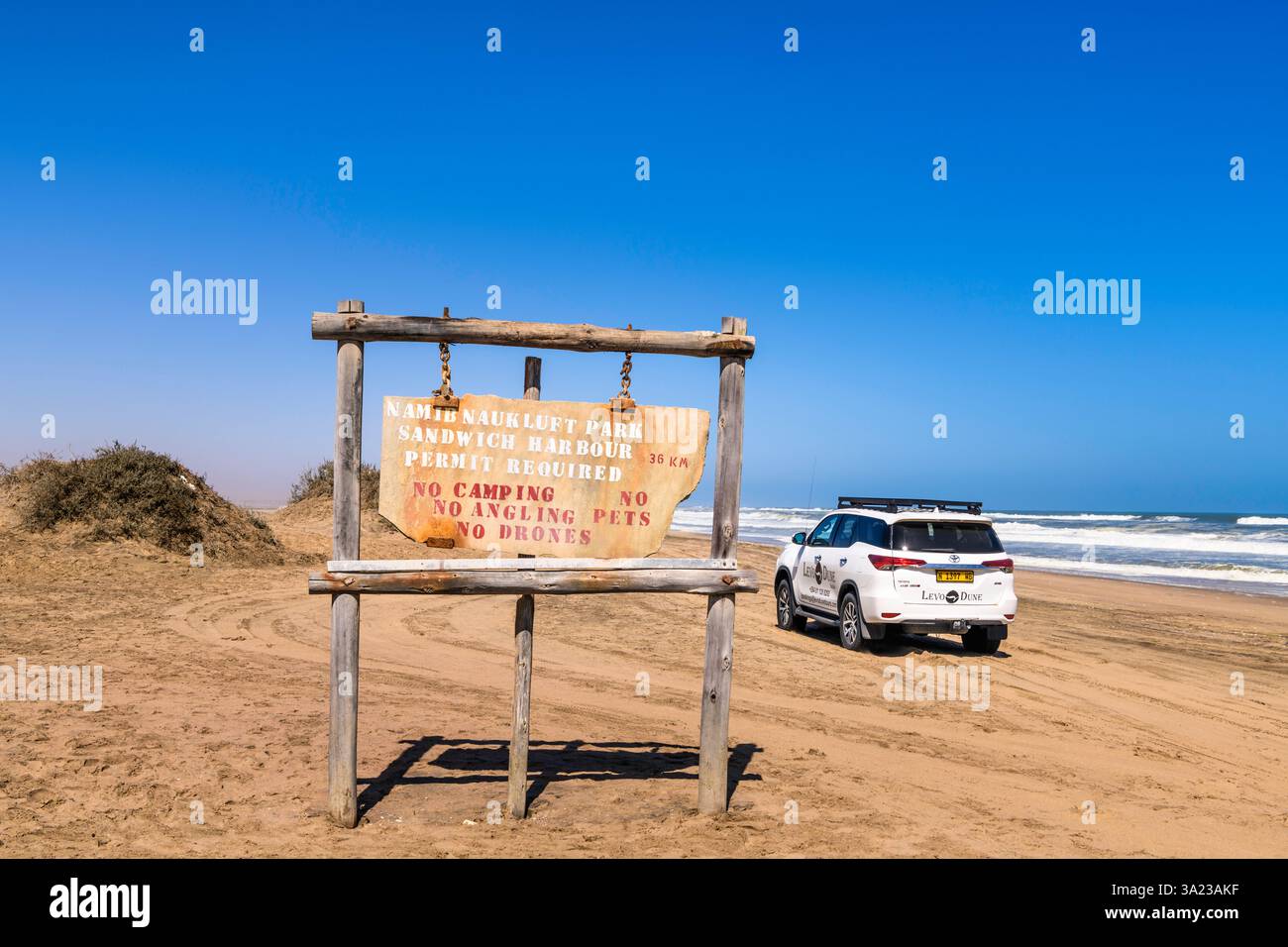 WALVIS BAY, NAMIBIE - 14 AOÛT 2024 : voiture à l'entrée du Namib Naukluft Park à Sandwich Harbour Banque D'Images WALVIS BAY, NAMIBIE - 14 AOÛT 2024 : voiture à l'entrée du Namib Naukluft Park à Sandwich Harbour Banque D'Images