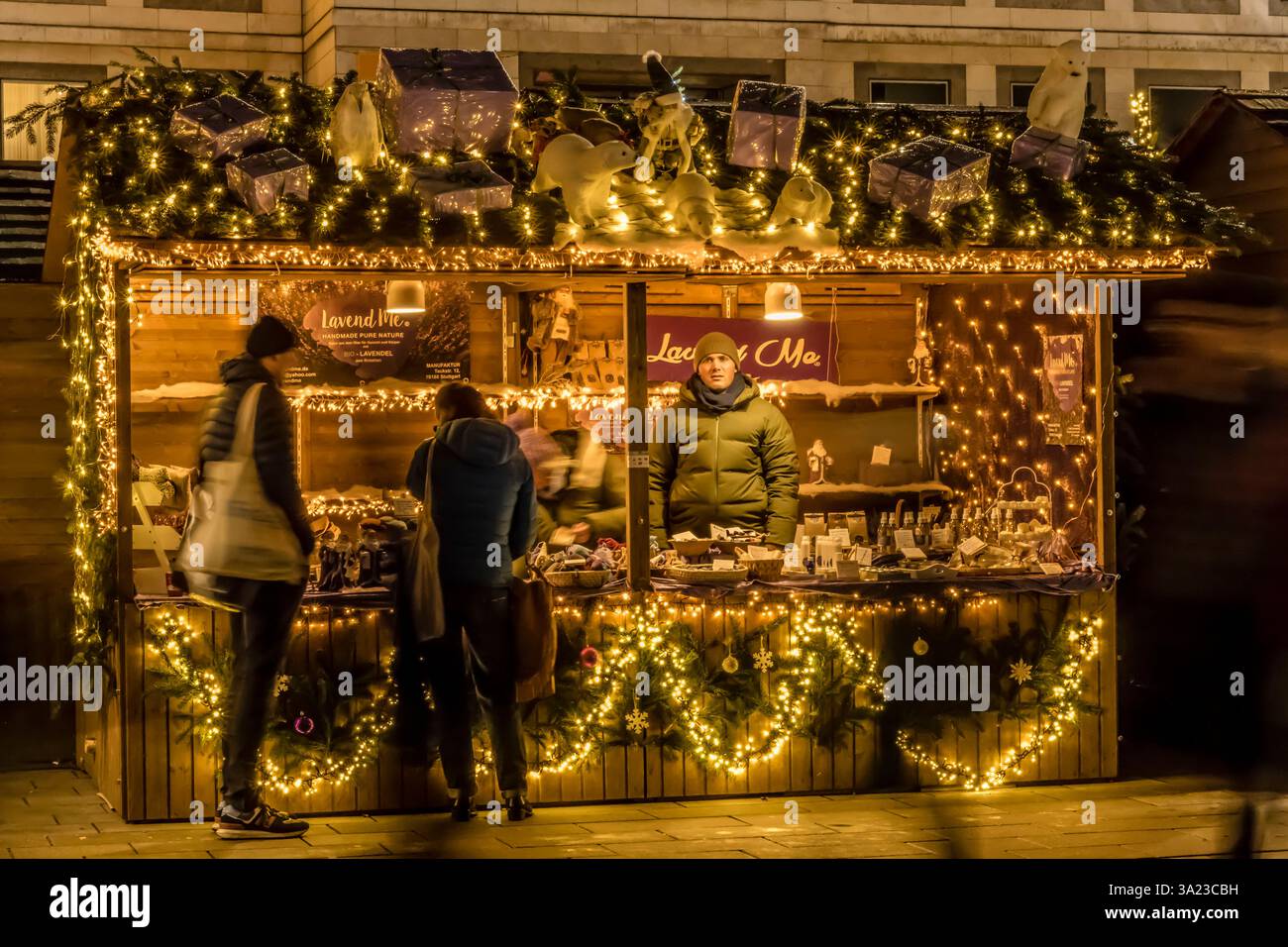 STUTTGART, ALLEMAGNE - 23 décembre : étal de produits naturels traditionnels avec toit décoré sur le pittoresque marché de Noël en centre-ville, tourné le 2 décembre Banque D'Images