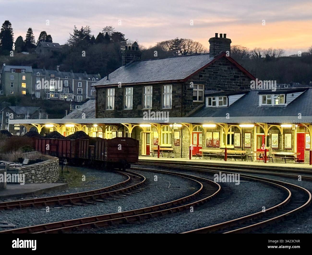 Heritage Railway Station la nuit avec des voies ferrées et du matériel roulant - Porthmadog, Gwynedd, pays de Galles - Image de stock capturée avec un smartphone