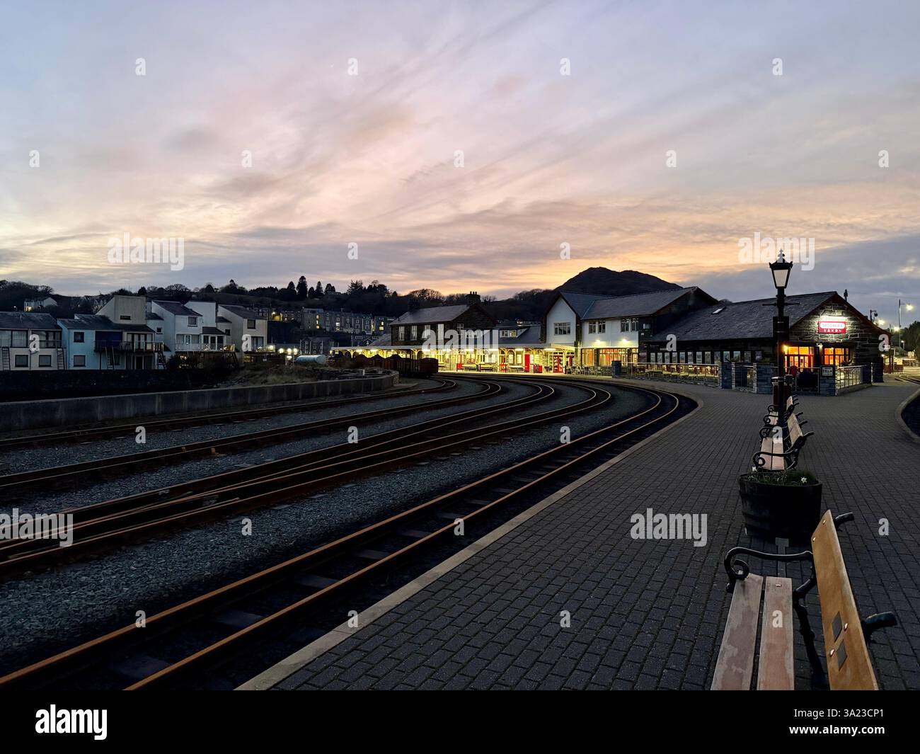 La gare de Sunset, Ffestiniog Railway, Porthmadog, Gwynedd, pays de Galles - Image de stock capturée avec un smartphone