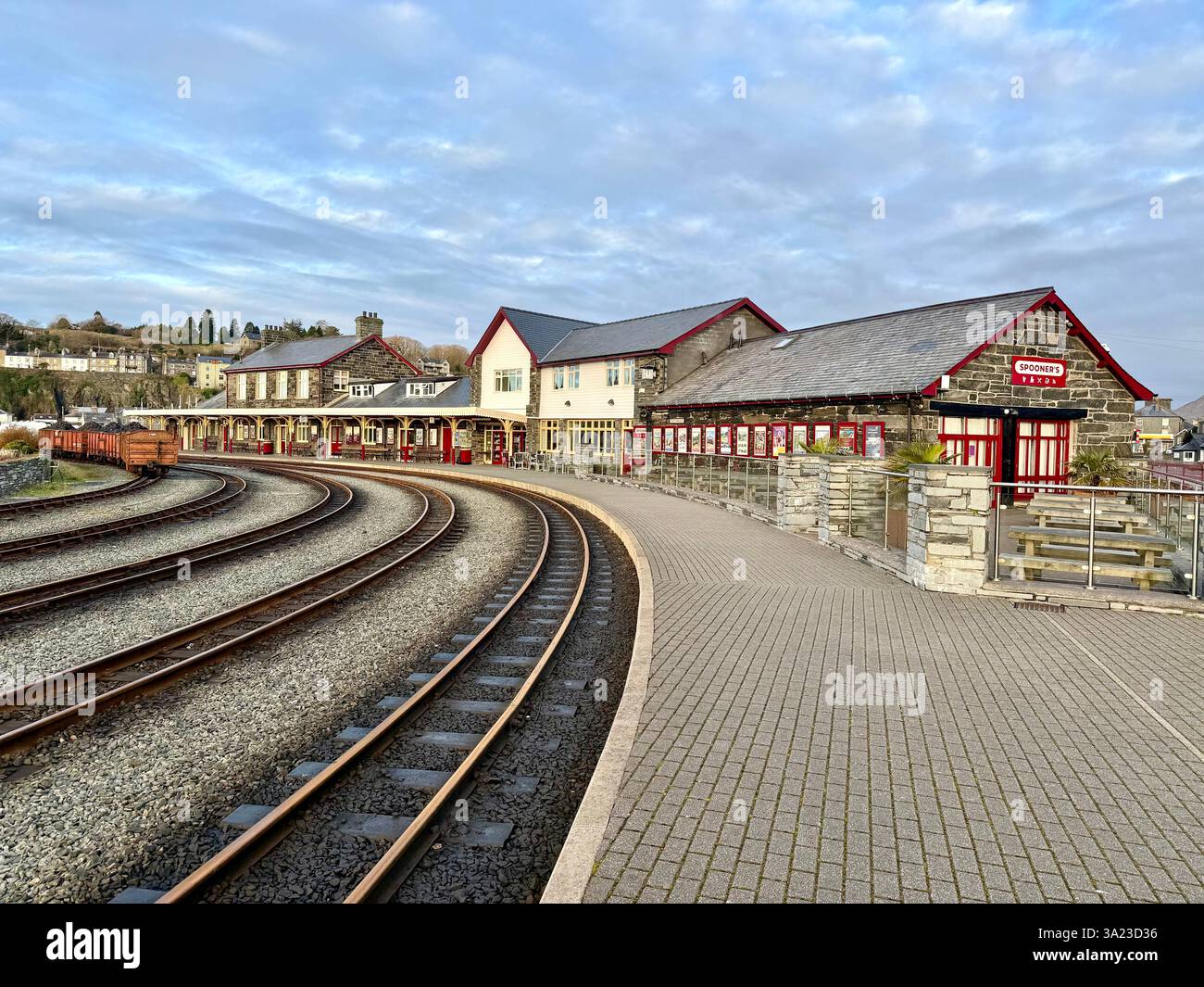 The Railway Station at Dawn, Ffestiniog Railway, Porthmadog, Gwynedd, pays de Galles - Image de stock capturée avec un smartphone