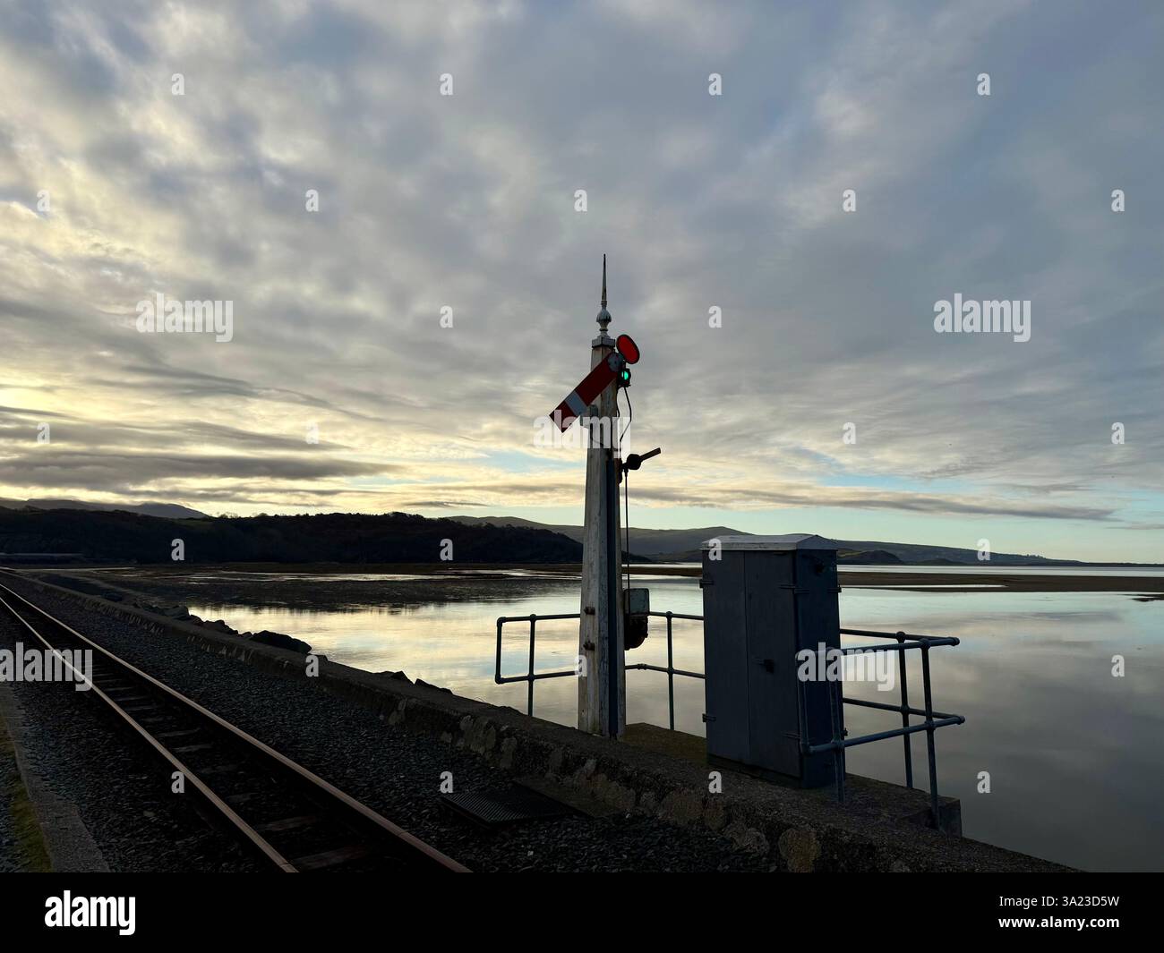 Single, Historic Railway signal at Sunrise, Ffestiniog Railway, Porthmadog, Gwynedd, pays de Galles - Image de stock capturée avec un smartphone