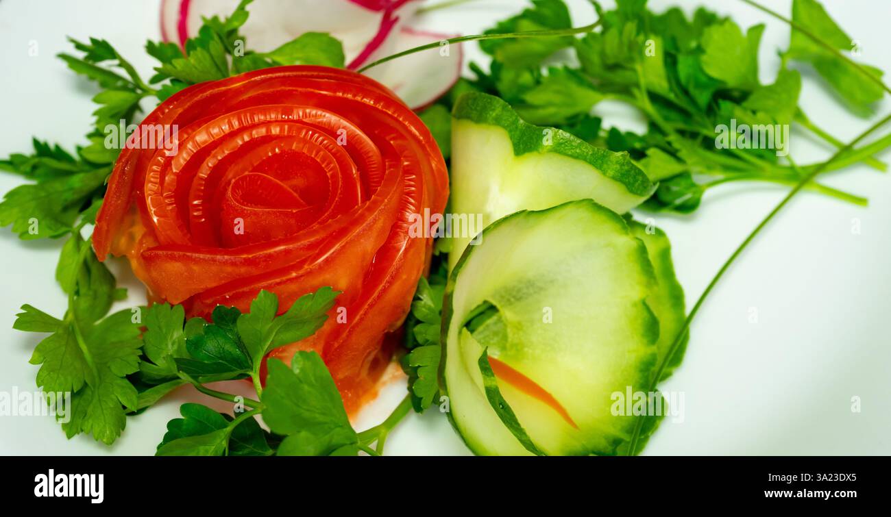 Une vif exposition de garnitures avec une rose faite de tomate entourée de tranches de coriandre fraîches et de concombre. Cette présentation artistique met en valeur Banque D'Images